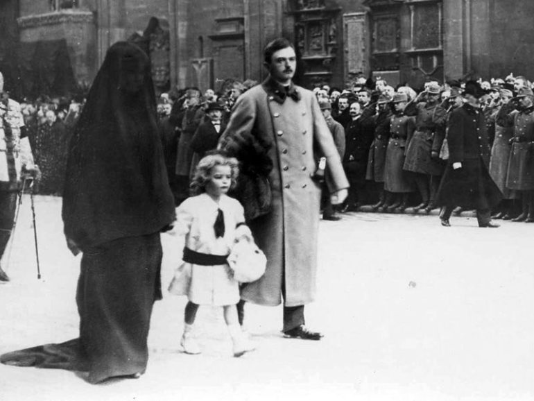 La reine d'Autriche apparue entièrement voil&eacute;e en 1916