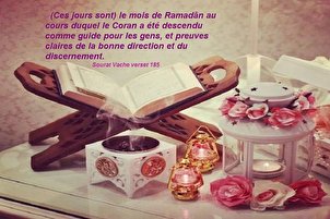 (Ces jours sont) le mois de Ramadān au cours duquel le Coran a été descendu comme guide pour les gens, et preuves claires de la bonne direction et du discernement.