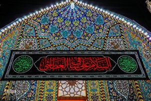 Des drapeaux noirs placés dans le sanctuaire de l’imam Hussein (as)