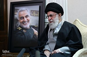 Le guide de la révolution a rendu visite à la famille du martyr Souleimani