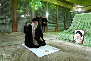 Le guide suprême au sanctuaire de l’imam Khomeiny (RA)