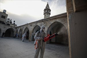 Lutte  contre le coronavirus : la plus ancienne mosquée de Gaza désinfectée