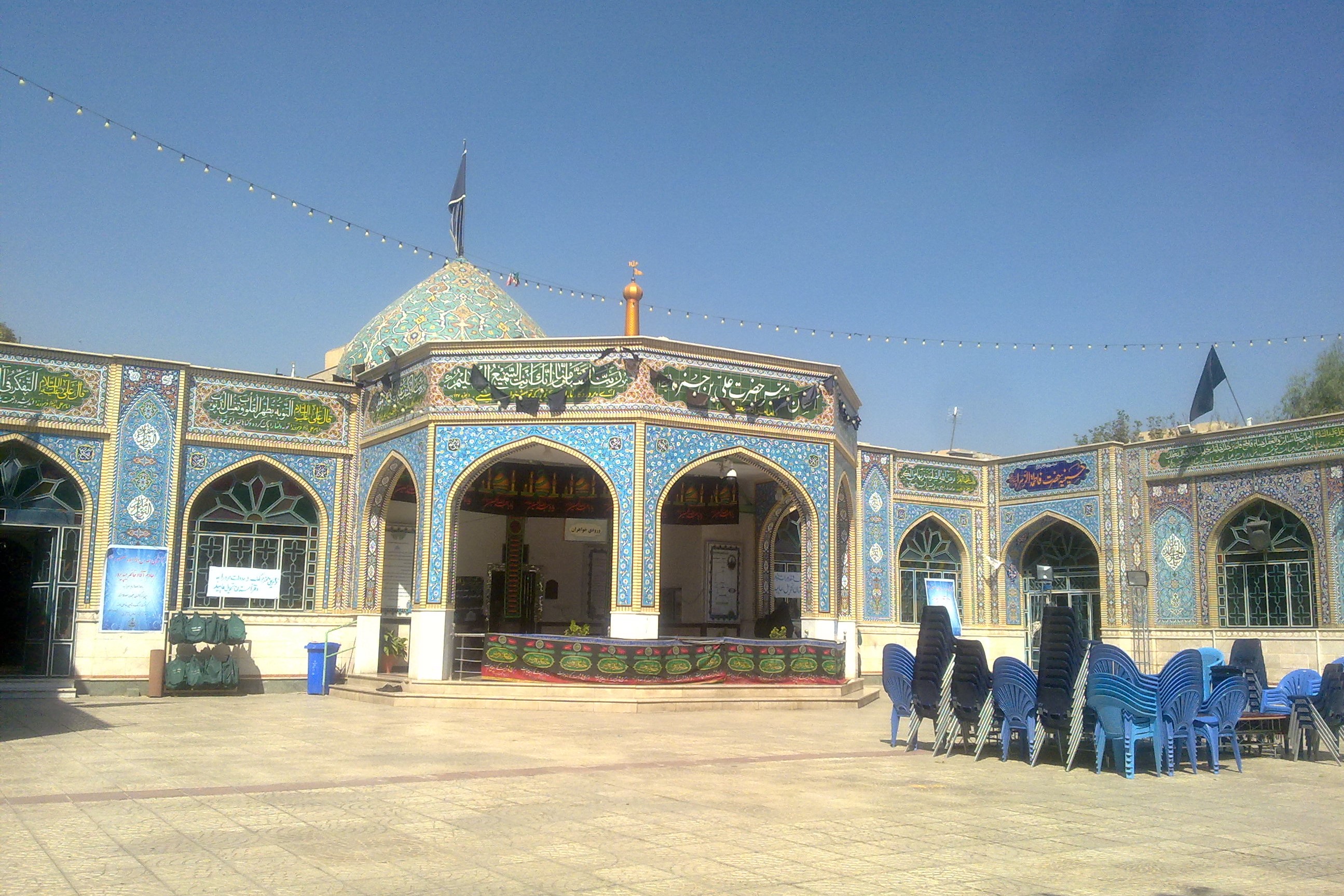 Une mosquée iranienne convertie en atelier de production de masques