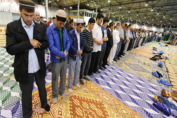 Les musulmans de Moscou accomplissent la prière 
