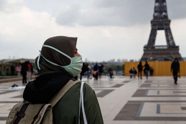 Une femme voilée à Paris Une femme voilée à Paris