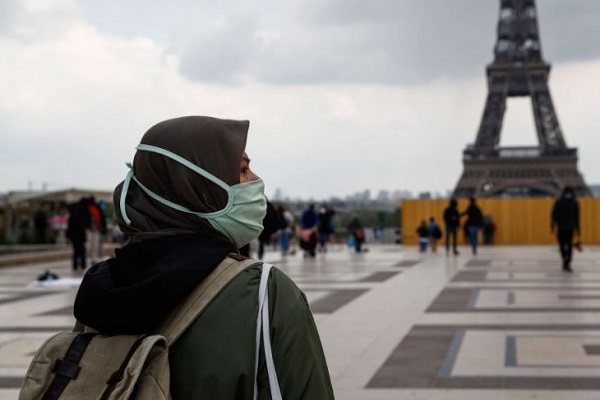 Une femme voilée à Paris