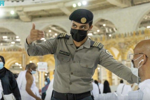 Un employé de sécurité à la Grande Mosquée de La Mecque Un employé de sécurité à la Grande Mosquée de La Mecque