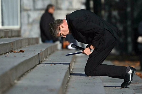 Un évêque catholique à genou pour demander pardon aux victimes de l'église catholique Un évêque catholique à genou pour demander pardon aux victimes de l'église catholique