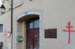 Mosquée de Doubs taguée Mosquée de Doubs taguée