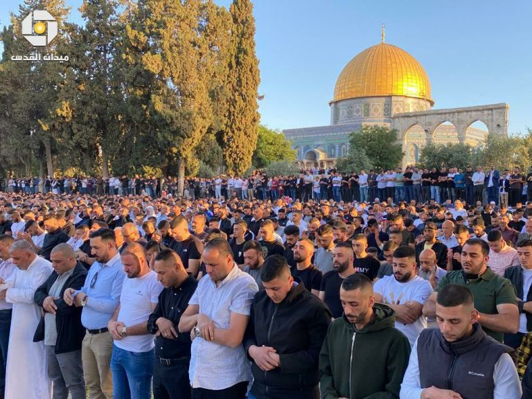 Les Palestiniens rassemblés en masse à Al-Aqsa pour la prière de l'Eid al-Fitr