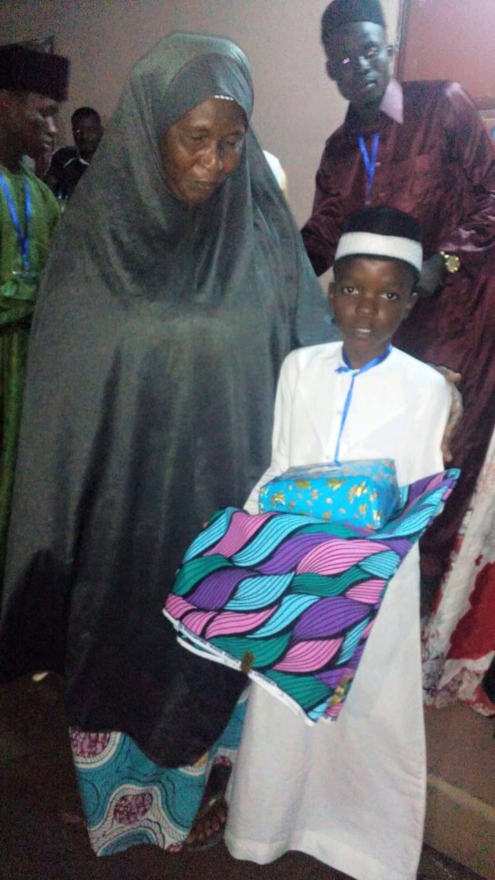 ABDOULAYE Saliou Ashraf et sa m&egrave;re apr&egrave;s le concours coranique