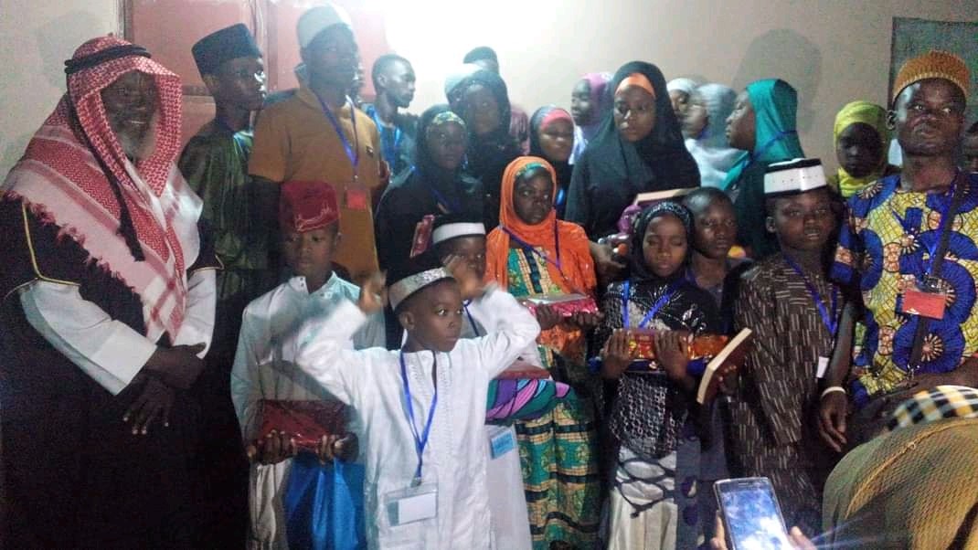 La famille et les proches de ABDOULAYE Saliou Ashraf qui l'ont soutenu au cours de la comp&eacute;tition coranique