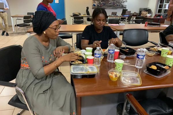 Les assesseurs du bureau de vote centralisateur de Mamoudzou rompent le jeûne avant la fermeture des bureaux de vote. • ©Frahati Youssouf Saïd/Mayotte la 1ère