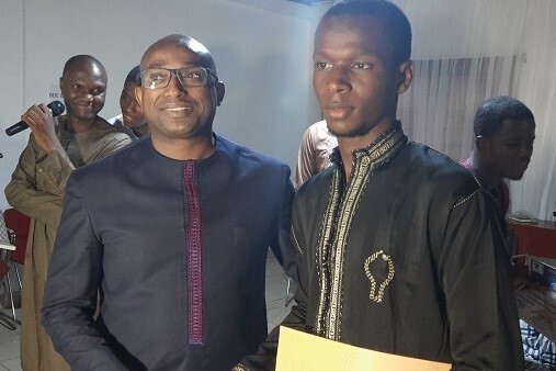 De gauche à droite, Mamadou Cellou Souaré, fondateur de l'UNC et Sall Abdoulaye lauréat du concours 