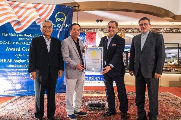 Inscription d’un tapis de soie iranien au Livre des records de Malaisie + photos