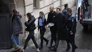Andrew Tate, un Coran à la main, avant de comparaître devant le tribunal