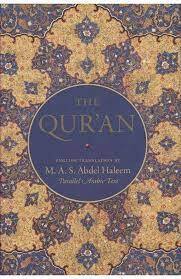 L'analyse des photos a fait correspondre la couverture du livre à une traduction de MA Abdel Haleem donnant une version anglaise à côté de l'arabe original.