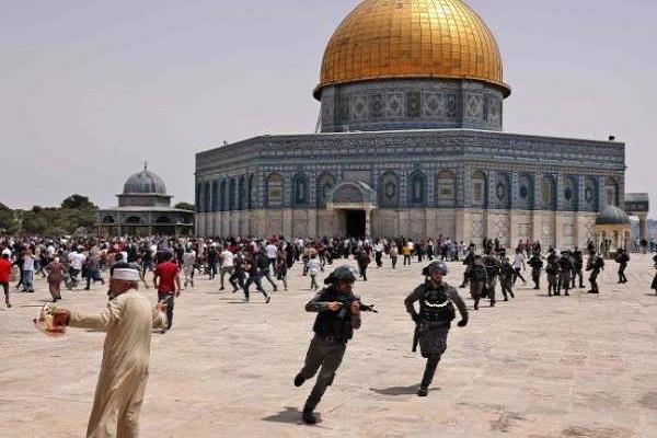 Des dizaines de milliers de Palestiniens empêchés par les forces sionistes de prier à Al-Aqsa