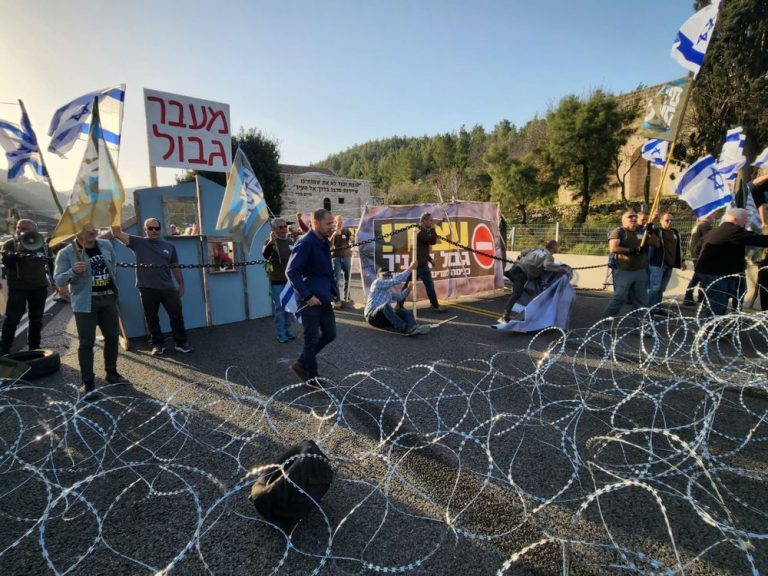 L'autoroute reliant Tel-Aviv à Al-Qods a été blocus par les manifestants anti-Netanyahu