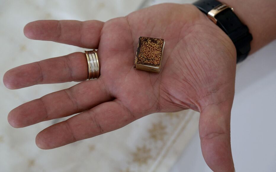 Un ancien Coran de taille minscule qui fascine les Albanais