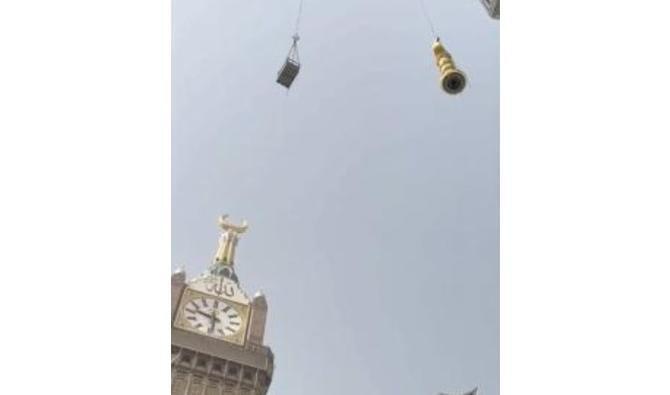Deux nouveaux croissants de lune ont été installés sur des minarets de la Grande Mosquée Deux nouveaux croissants de lune ont été installés sur des minarets de la Grande Mosquée