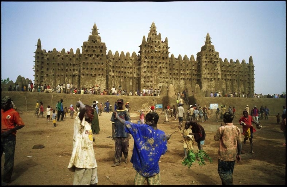 Des milliers de Maliens ont participé au crépissage de la grande mosquée de Djenné