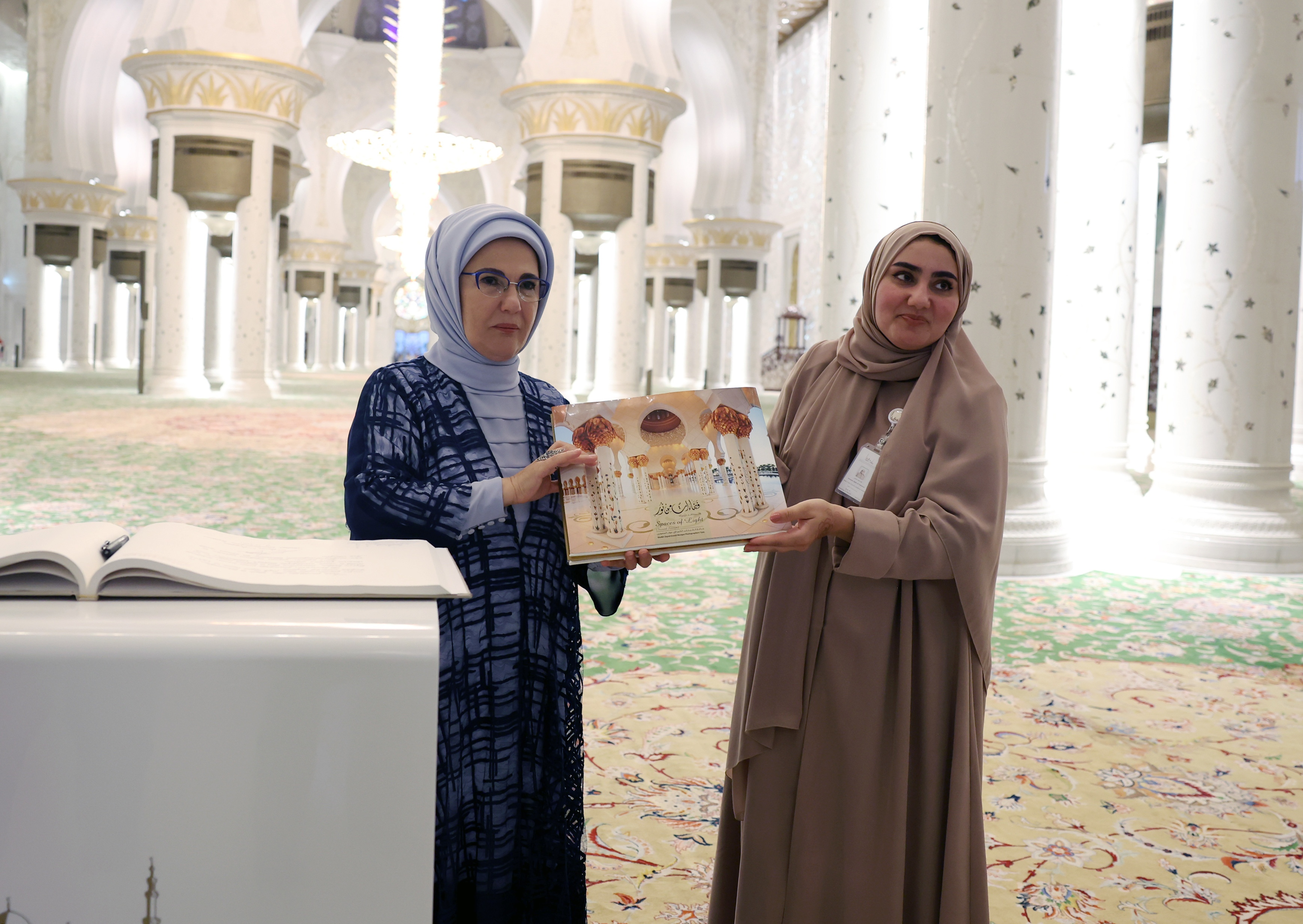 La grande mosquée Cheikh Zayed visitée par Emine Erdogan