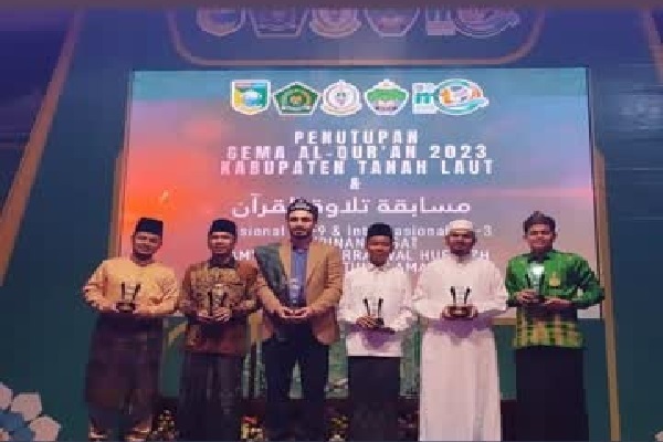 Le représentant de l’Iran, Sayed Mostafa Hosseini, a remporté la première place du concours international du Coran en Indonésie.