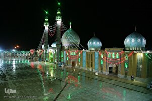 La mosquée de Jamkaran décorée de lampes au seuil de l’anniversaire de l'Imam Mahdi (aj)