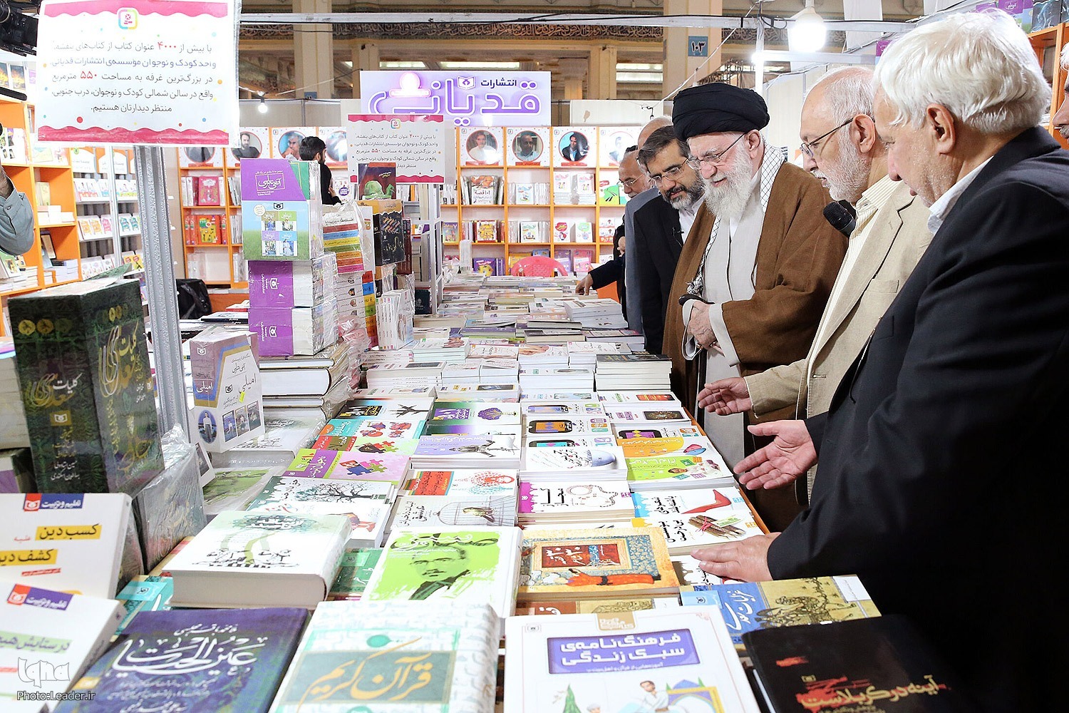 Le Guide suprême a visité la 35e édition de la Foire internationale du livre de Téhéran