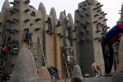 Les musulmans du Mali replâtrent le plus grand bâtiment en briques crues du monde