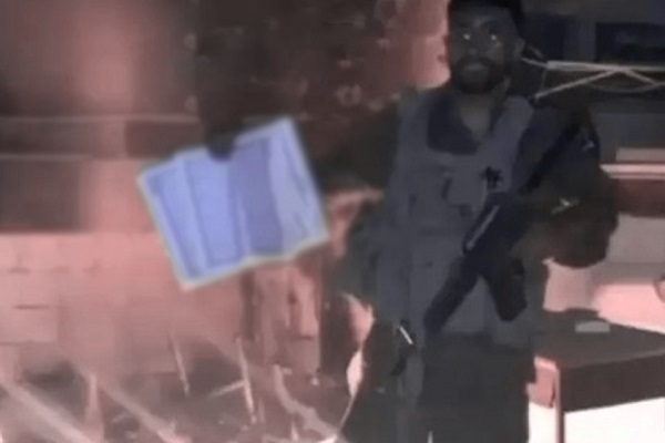 Un soldat sioniste met le Coran dans le feu