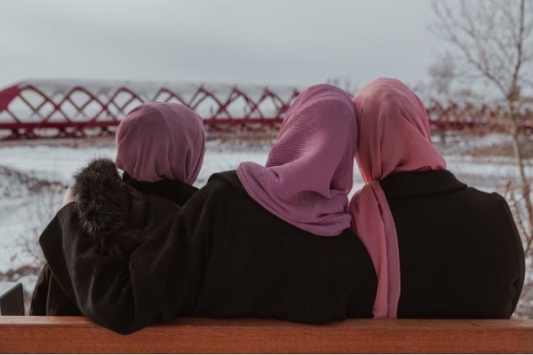 Deux sœurs musulmanes partagent leurs expériences de l’hijab au Canada