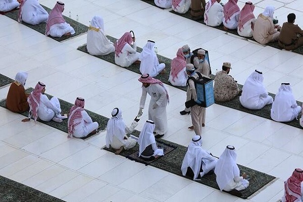 Ramadan : de l'eau Zamzam distribuée parmi les pèlerins