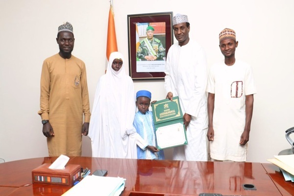 Niamey : Le Premier ministre reçoit le jeune lauréat nigérien du concours international de mémorisation du Saint Coran