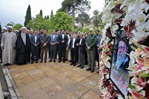 Des fleurs déposées sur la tombe de Saadi