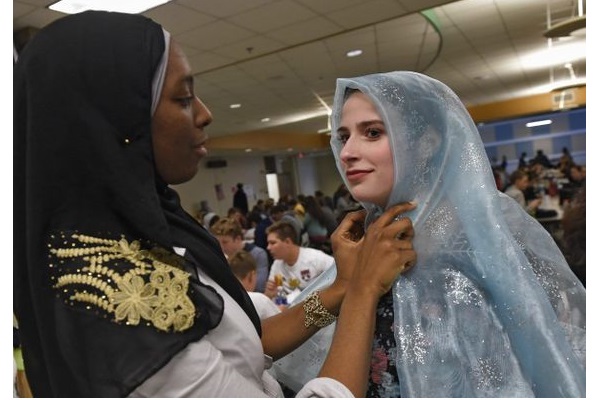 Bayani Kan Hijabi A Makarantar Sakandare A Amurka