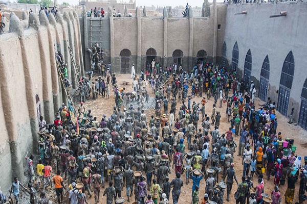 Aikin Gyaran Masallacin Laka Mafi Girma A Duniya Da Ke Mali