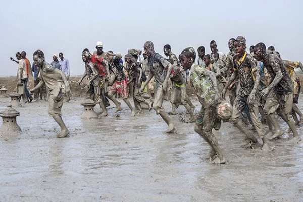 Aikin Gyaran Masallacin Laka Mafi Girma A Duniya Da Ke Mali