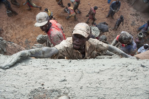 Aikin Gyaran Masallacin Laka Mafi Girma A Duniya Da Ke Mali