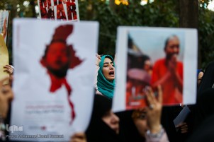 Gangamin daliban jami'a tare da mutanen gari a Tehran, domin nuna rashin amincewa da kisan musulmi a Myanmar