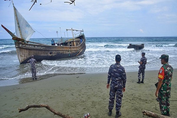 An ceto Musulman Rohingya bayan wata guda suna yawo a cikin teku