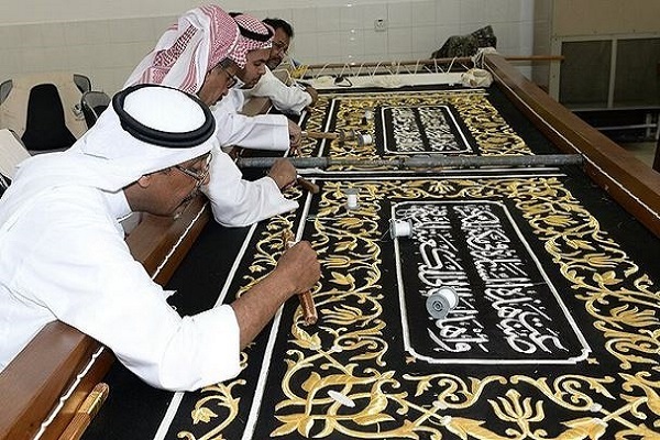 Masu ziyara a  Masallacin Annabi sun shiga cikin sakar labulen dakin Ka'aba