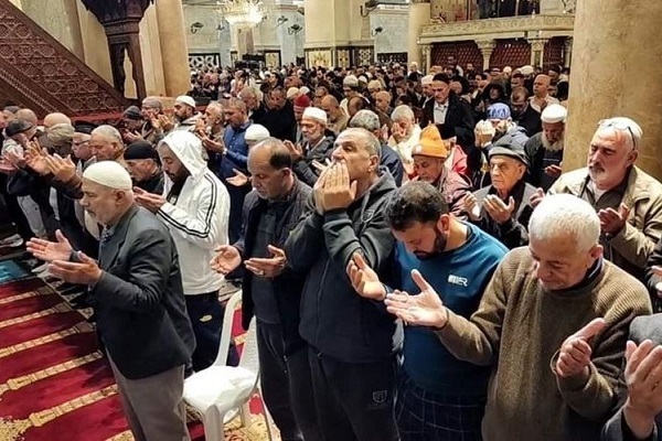 Dubban Falasdinawa sun halarci Sallar Asuba a Masallacin Al-Aqsa a yau