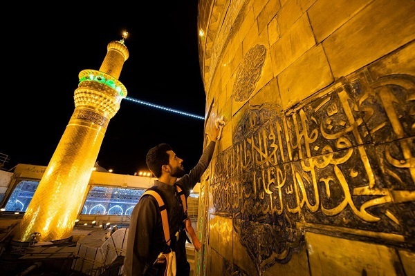 Lokacin da ake kakkabe kura da wanke kubbar Haramin Imam Husaini (AS)