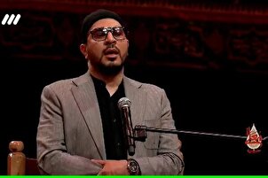 Shakernejad yana karanta aya daga cikin suratu al-Ahzab