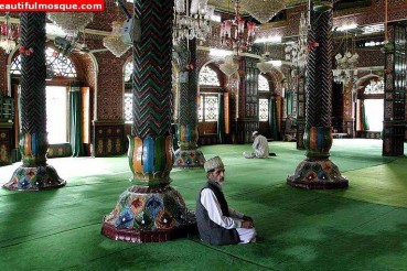 कश्मीरी मुसलमान ने मस्जिदों की अपवित्रता का विरोध किया