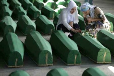 Srebrenica के मुसलमानों के नरसंहार वर्षगांठ की वीडियो/ बोस्नियाई बच्चे की ध्वनि दुखद आवाज़ में