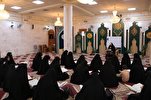 कर्बला में महिलाओं के लिए विशेष कुरानिक पाठ्यक्रम में ईरानी शिक्षक द्वारा शिक्षण