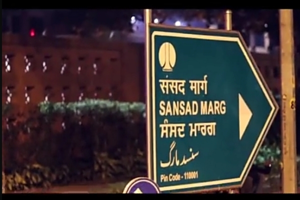 दिल्ली के अलविदाई जुलूस, काला ताजिया, में जाने के लिए आज़ादार तैयार हो रहे हैं